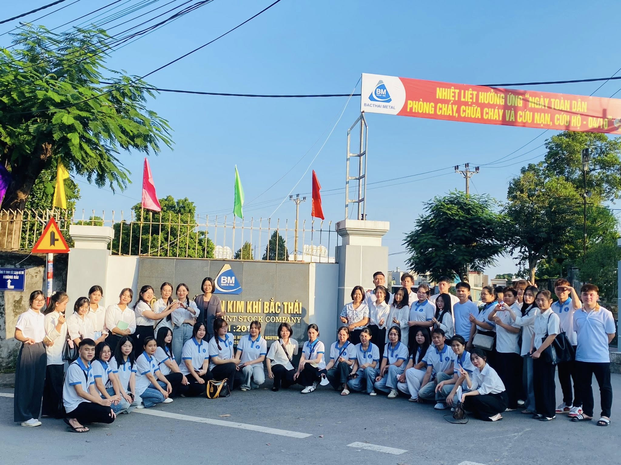 CÔNG TY CỔ PHẦN KIM KHÍ BẮC THÁI TIẾP ĐÓN ĐOÀN SINH VIÊN TRƯỜNG ĐẠI HỌC KHOA HỌC ĐẾN THAM QUAN THỰC TẾ